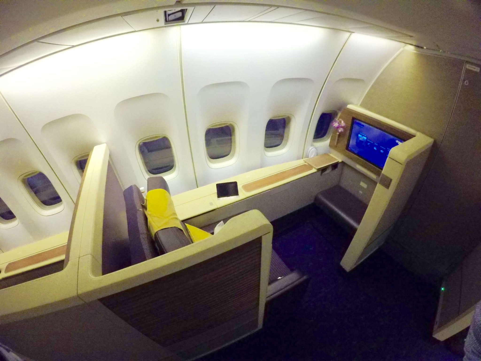 Review Thai Airways Boeing 747 Royal First Class Upon Boarding