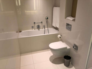 Hilton Amsterdam Schiphol Airport, bathroom, junior suite