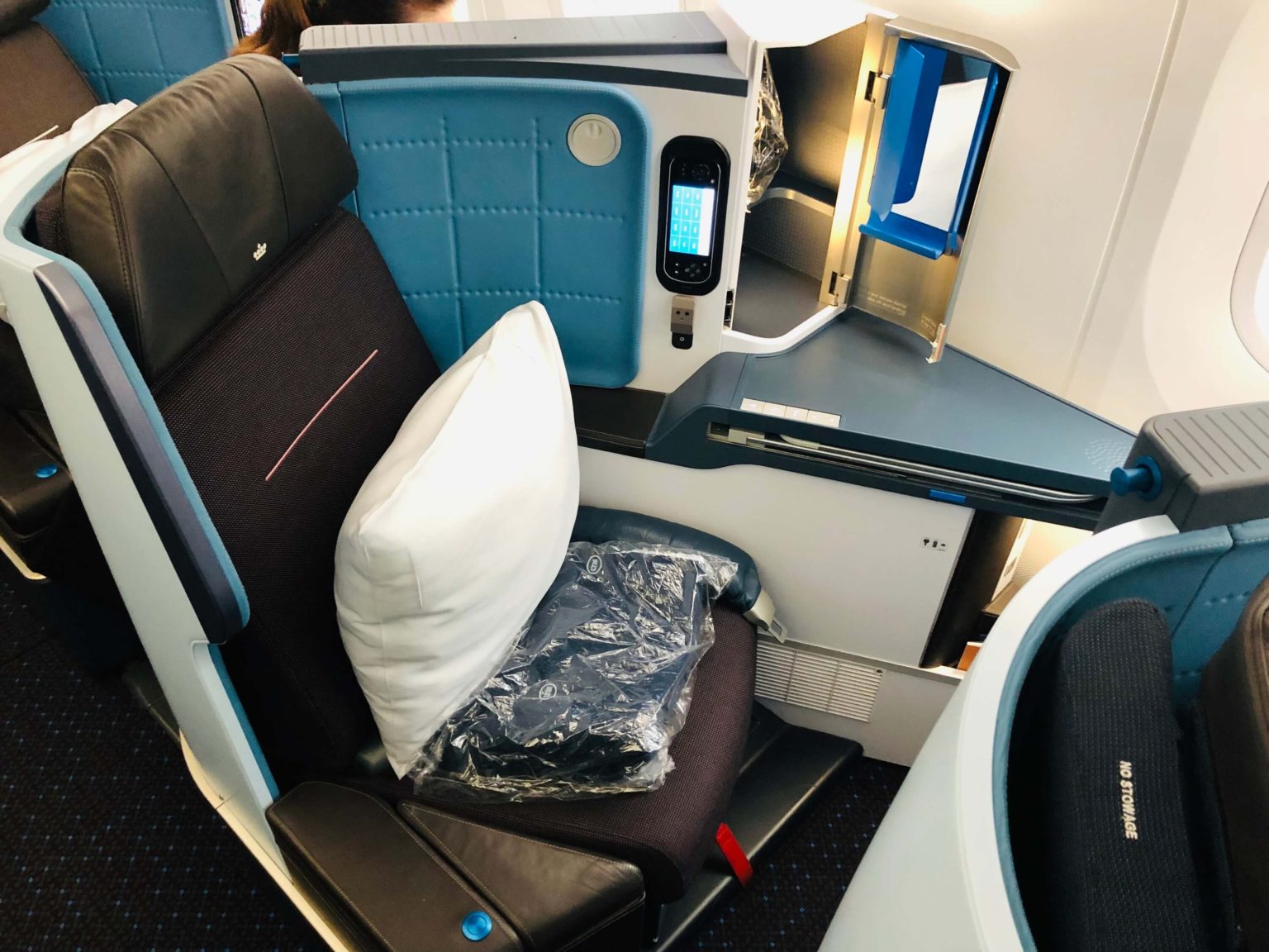 Review: KLM Boeing 787-9 World Business Class | Upon Boarding